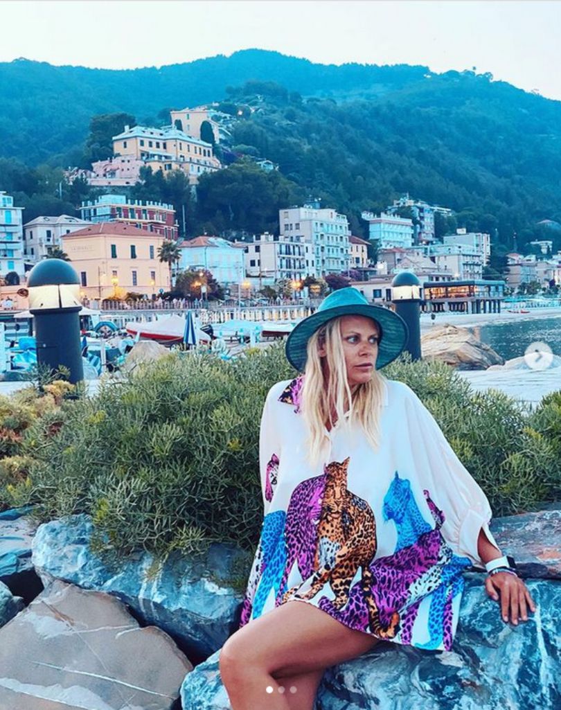 Maria Sadowska pozuje w bikini podczas żeglugi po jeziorze