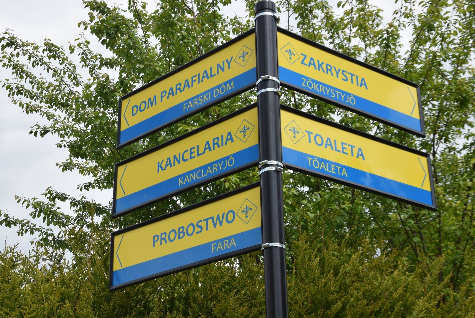 Tablice informacyjne po polsku i po śląsku przy kościele MB Królowej Aniołów w Wilkowyjach