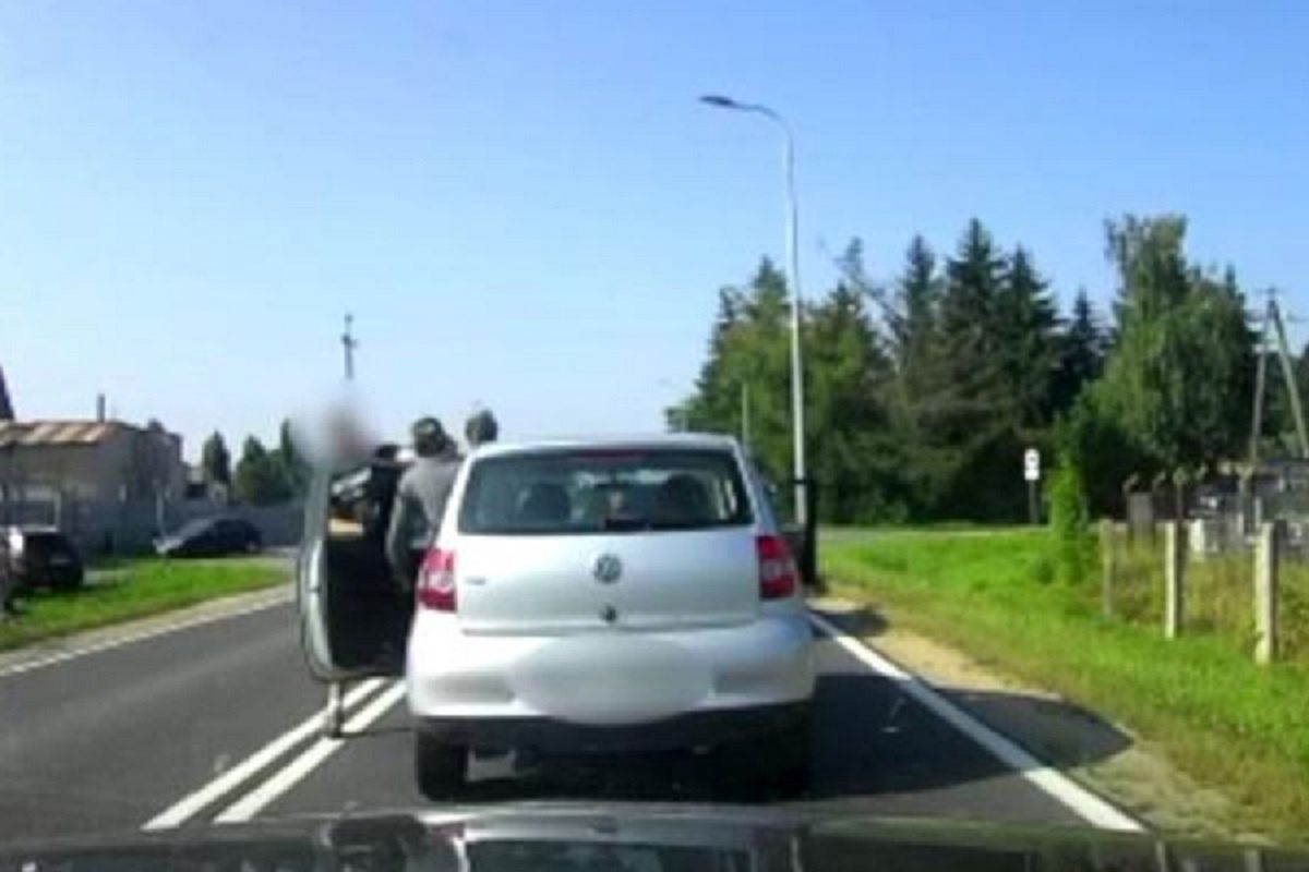 Najechał na tył auta. Pasażerowi puściły nerwy, skandaliczna scena