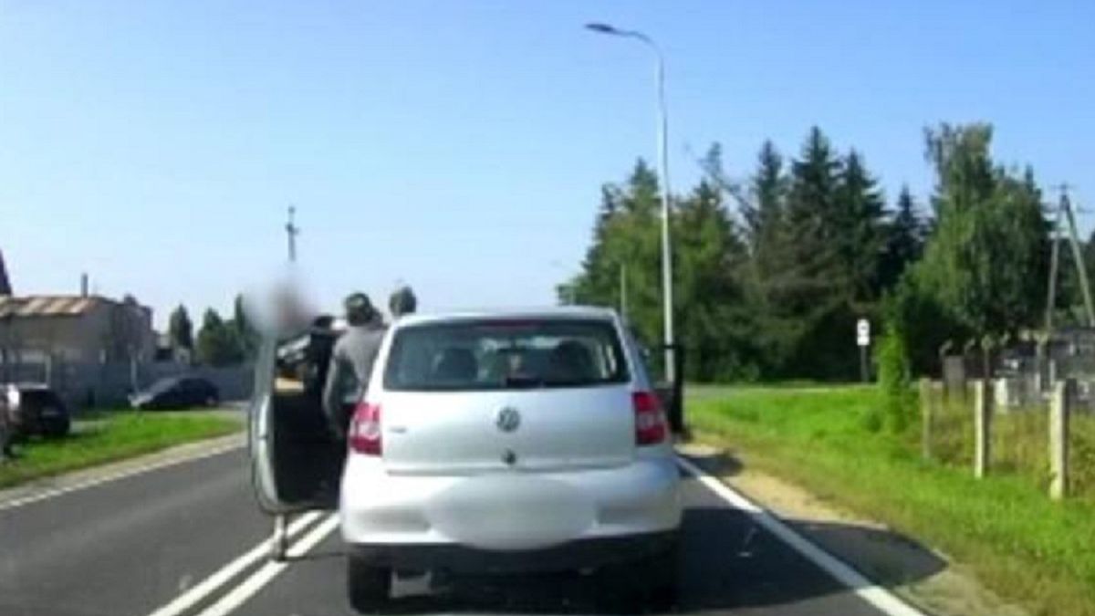 Kierowca uderzył w tył auta. Pasażer wysiadł i uderzył go w twarz