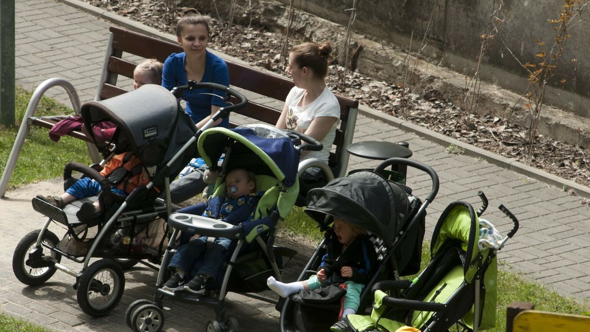 Stock en
Fot. Justyna Rojek/ East News, Warszawa, 28.07.2017 N/z Mamy z dziecmi. Ilustracja.
JUSTYNA ROJEK