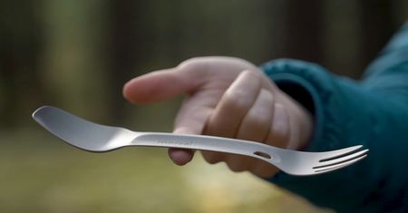Nowoczesny łyżkowidelec z lotniczego aluminium idealny na biwak. Poznaj Morsel Metal Spork
