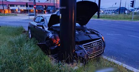 Audi uderzyło w słup trakcji trolejbusowej. Kierujący porzucił auto i uciekł