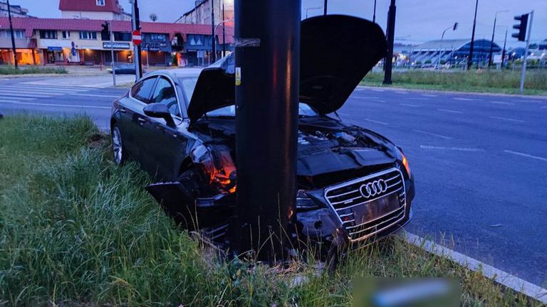 Audi uderzyło w słup, kierujący porzucił auto 