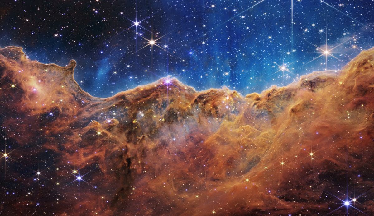 „Kosmiczne Klify” w Mgławicy Carina (obraz NIRCam). Źródło: NASA, ESA, CSA, STScI.