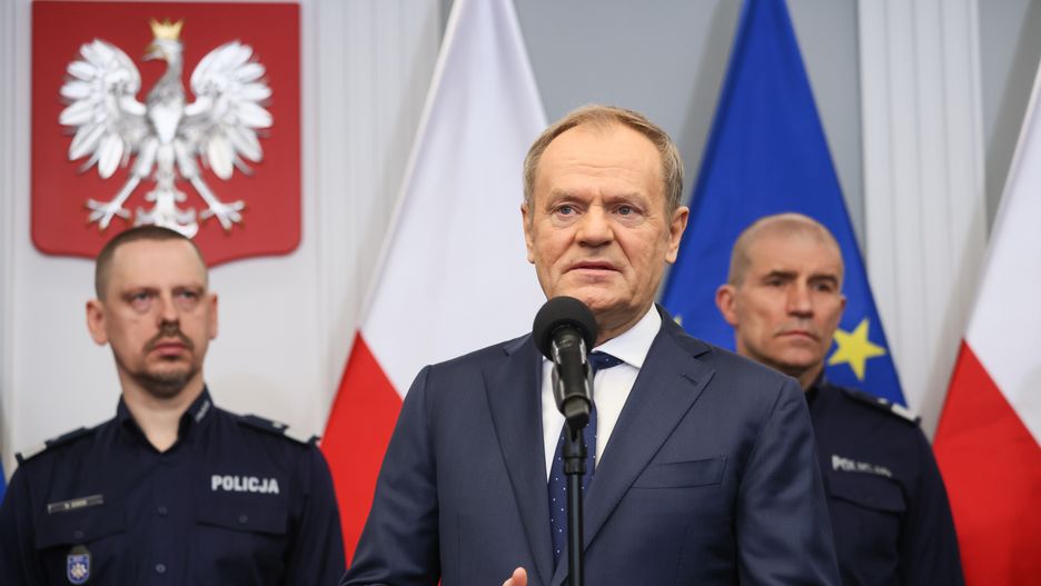 Warszawa, 04.02.2025. Premier Donald Tusk (2P) podczas konferencji prasowej w siedzibie Komendy Głównej Policji w Warszawie, 4 bm. Premier i szef MSWiA przedstawili propozycje zmian w systemie świadczeń mieszkaniowych dla funkcjonariuszy. (jm) PAP/Leszek Szymański