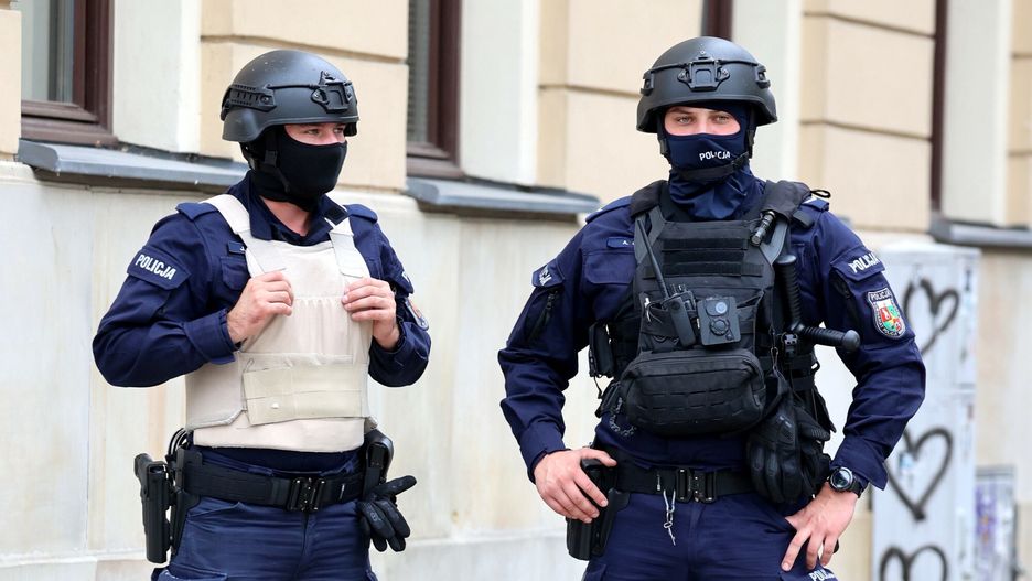 Incydent na pomniku smole?skim
Fot. Piotr Molecki/East News, Warszawa, 14.10.2023. Mezczyzna wszedl na Pomnik Ofiar Tragedii Katastrofy Smolenskiej na placu Pilsudskiego w Warszawie. Zagrozil detonacja ladunku wybuchowego. Plac Pilsudskiego oraz teren przyleg?y zostaly wylaczone dla ruchu. Na miejscu dzialaja sluzby.
Piotr Molecki