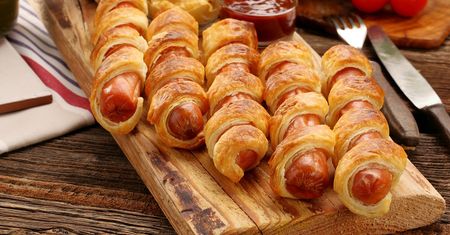 Zawiń w ciasto francuskie i wstaw do piekarnika. Nie ma lepszej przekąski na andrzejki