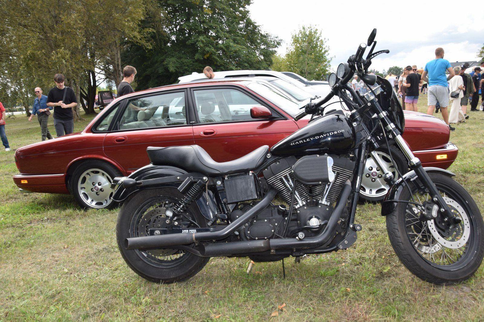 &#34;Kępina Moto Show 2025&#34; w Zduńskiej Woli. Nad zalewem coraz więcej ludzi i pojazdów, nie tylko z Łódzkiego