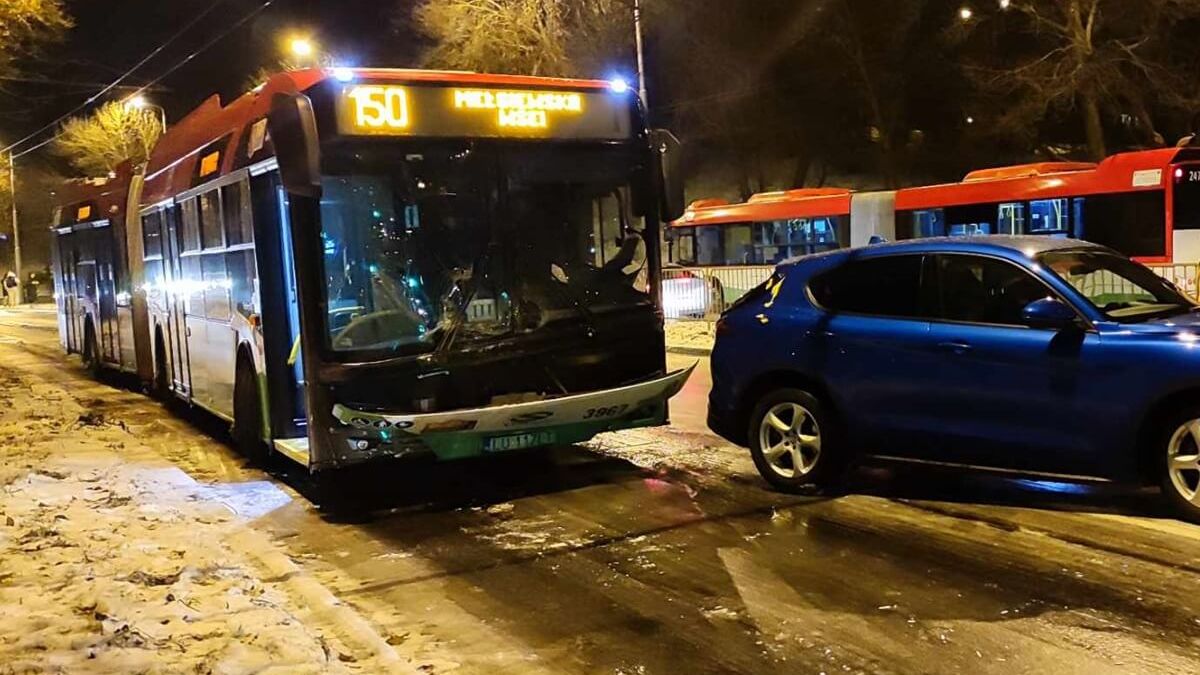 Kierowca trolejbusu nr 150 nie wyhamował, efekt domina na al. Andersa