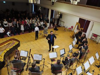 Zielona Góra: Filharmonicy zagrali na instrumentach dętych podczas koncertu familijnego