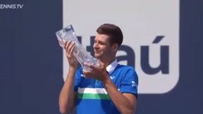 "Pierwszy pocałunek zwykle nie jest doskonały". Zabawna sytuacja podczas dekoracji Huberta Hurkacza