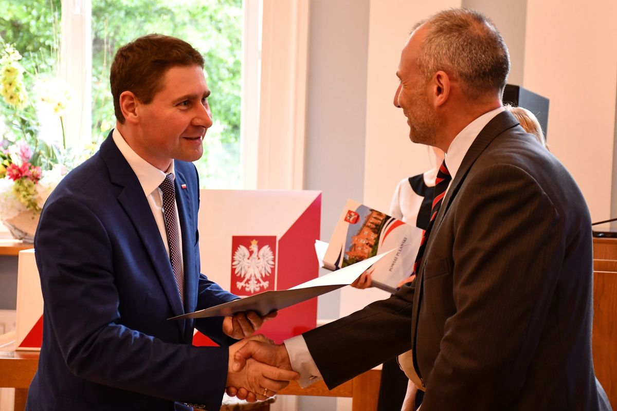 Radny Grzegorz Kuna (po lewej) z zadowoleniem odbierał zaświadczenie o wyborcze na radnego. Po chwili dowiedział się, że nie będzie członkiem zarządu powiatu puławskiego