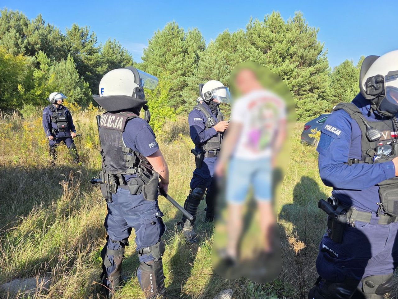 Pow. zgierski: Policjanci nie dopuścili do ustawki kiboli. Planowali bijatykę przy opuszczonej stacji benzynowej