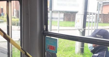 Śląskie. Wybił szybę w autobusie i ukrył się w krzakach