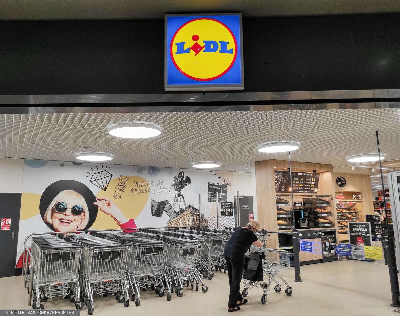 Lidl punktem pocztowym. Jest lista sklepów czynnych w niedziele
