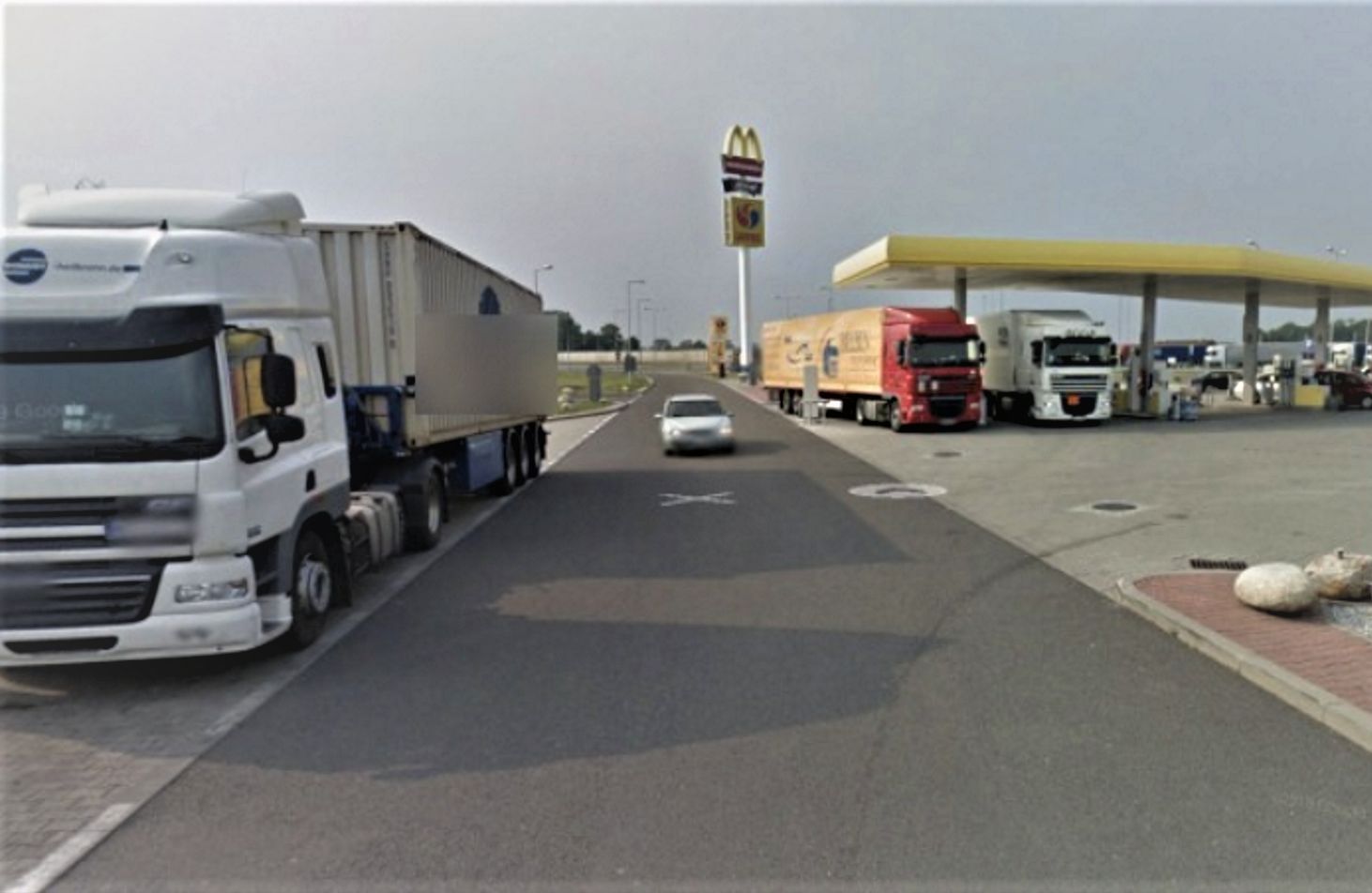Makabryczny wypadek na parkingu przy autostradzie A2 w miejscowości Łęka. Ciężarówka przejechała 51-letniego mężczyznę.