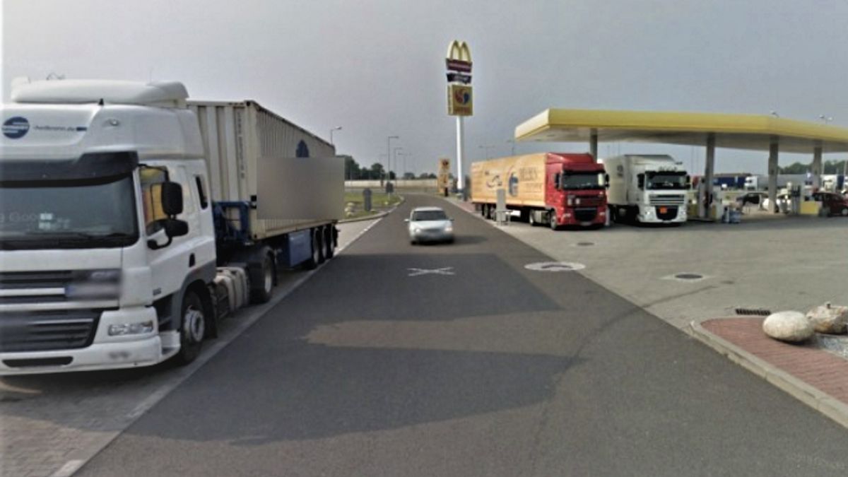 Makabryczny wypadek na parkingu przy autostradzie A2 w miejscowości Łęka. Ciężarówka przejechała 51-letniego mężczyznę.