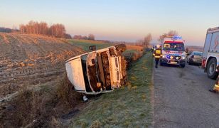 Bus w rowie. Są ranni, akcja służb