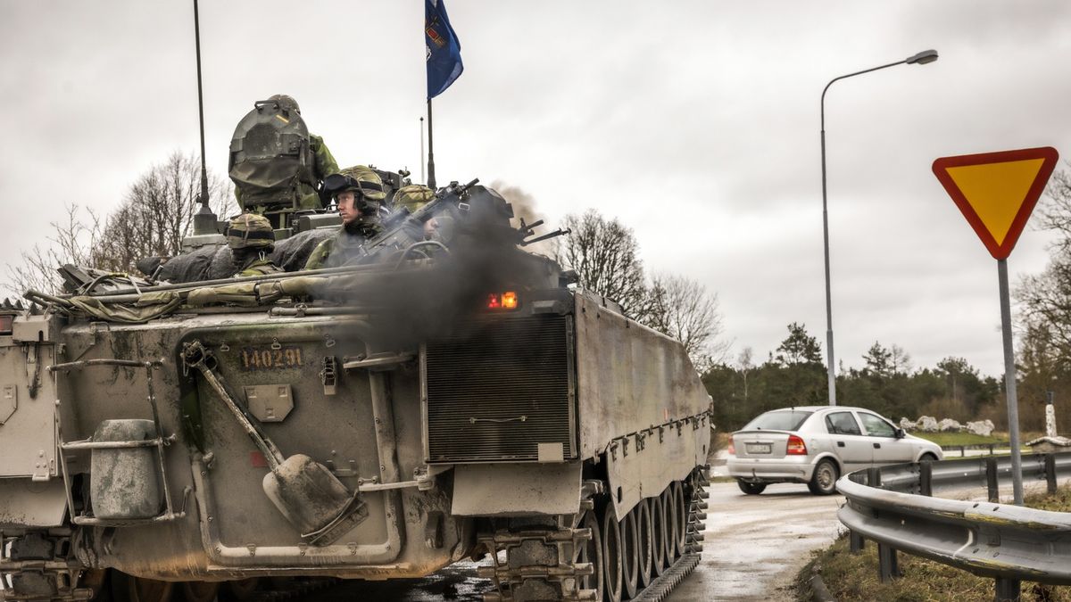 Sweden ramps up military presence at border epa09689499 Swedish soldiers of the Gotland's Regiment patrol in armoured vehicles on the roads near Visby in nothern Gotland, Sweden, 16 January 2022. Sweden has increased their military presence in the Gotland region over an alleged increased "Russian activity" in the region. Tensions between NATO and Russia have increased, both sides accusing the other of a potential escalation.  EPA/Karl Melander  SWEDEN OUT SWEDEN OUT Dostawca: PAP/EPA.Karl Melander