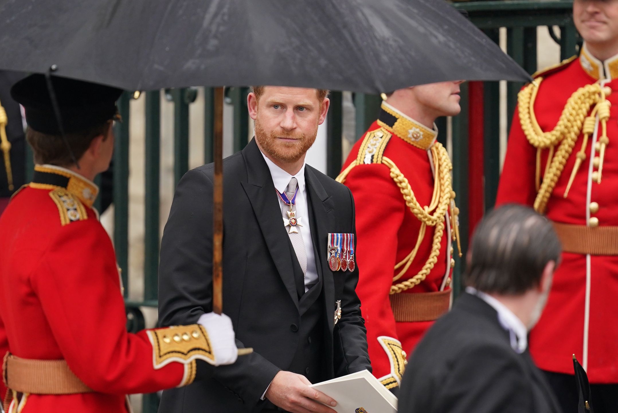 Książę Harry opuszcza Opactwo Westminsterskie po koronacji