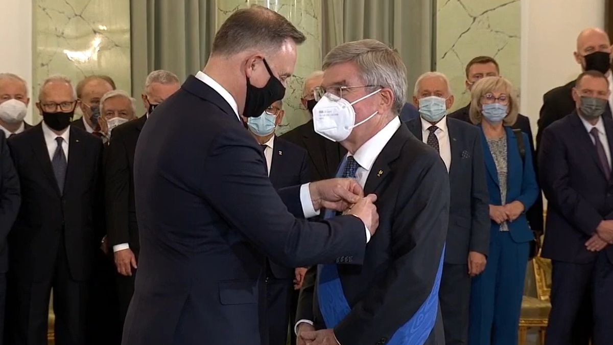 Prezydent Rzeczypospolitej Polskiej Andrzej Duda wręczający Order Zasługi Rzeczypospolitej Polskiej panu Thomasowi Bachowi