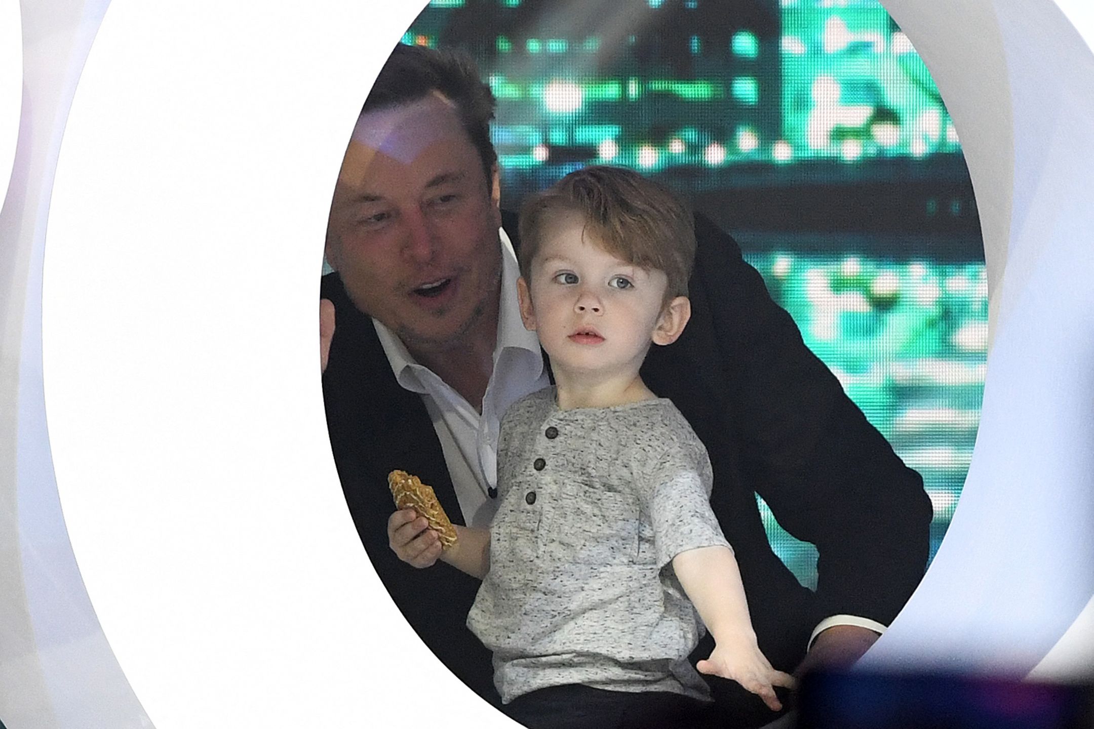 Elon Musk i mały X AE A-XII dokazują razem na konferencji