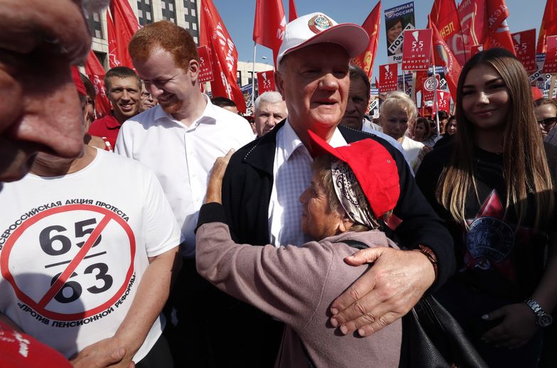 Komunistyczny przywódca Giennadij Ziuganow wziął udział w demonstracji