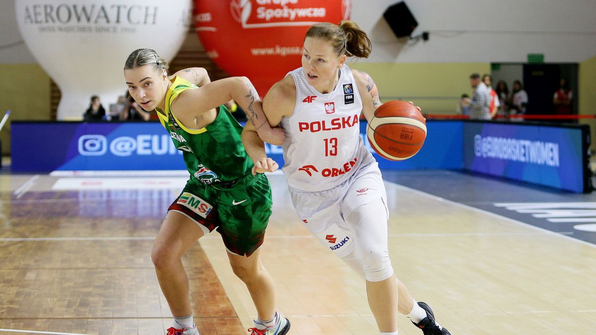 PAP / Zbigniew Meissner / Polka Weronika Gajda (P) i Dalia Donskichyte (L) z Litwy podczas meczu eliminacyjnego