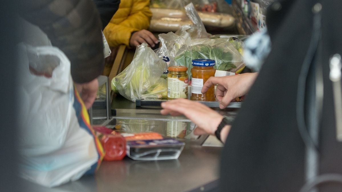 strajk w�oski
Grzegorz Micha�owski
handel, kasa, kasjerka, kasjerzy, kolejka, praca na kasie, pracownicy, pracownik, protest, przeciw, sieci handlowych, sie� handlowa, sklep, sklepy, sprzeciw, strajk, strajk w�oski, warunki pracy