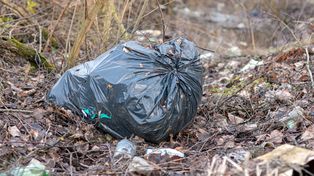 Skoki: Dzikie wysypiska przy koszach na śmieci. Władze walczą z problemem