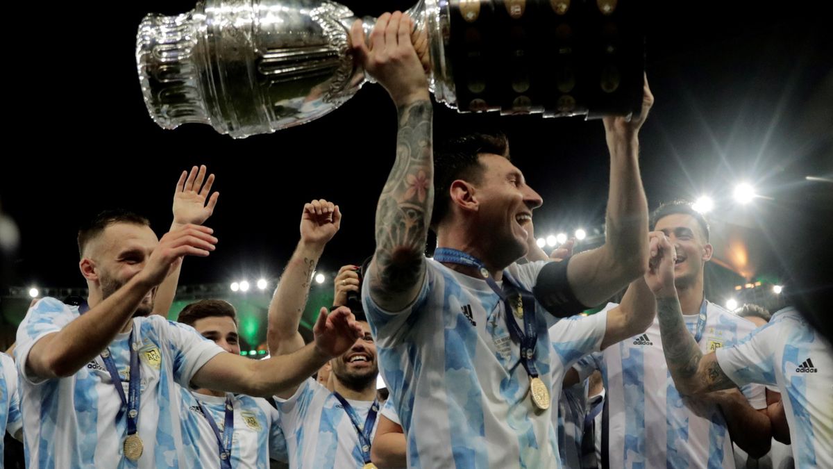 PAP/EPA / Antonio Lacerda / Lionel Messi z pucharem za triumf w Copa America