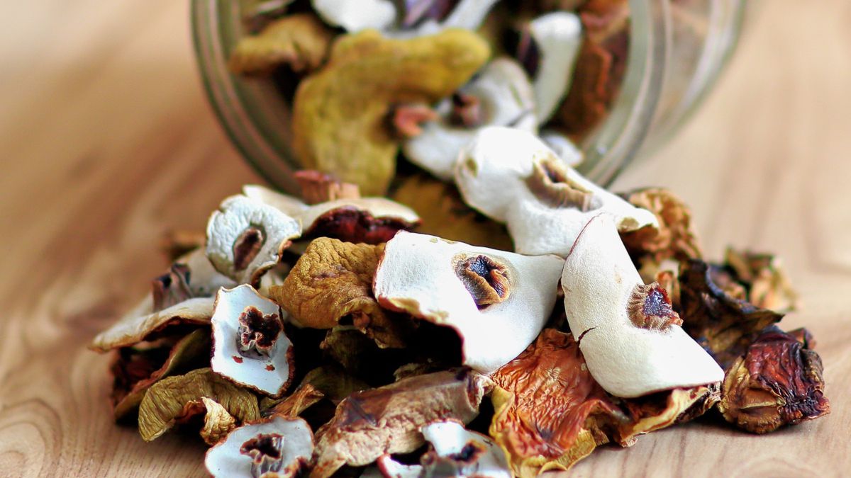 Dlaczego warto wrzucić ryż do słoika z suszonymi grzybami?