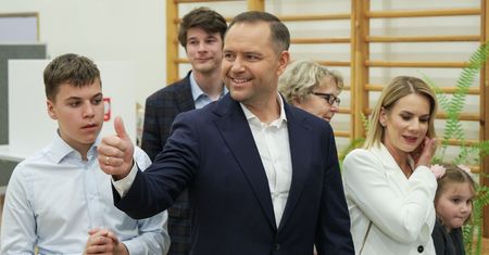 Rodzina Nawrockich na zdjęciach w Belwederze. Córka na hulajnodze