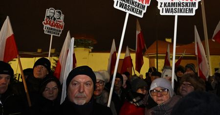 Awantura pod więzieniem. Zwolennicy PiS rzucili się na dziennikarza