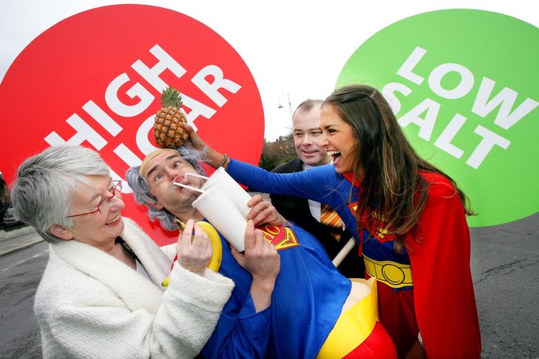 "Wysoka zawartość cukru" i "Obniżona zawartość soli", takie oznaczenia w Wielkiej Brytanii oparto o tzw. system sygnalizacji świetlnej.