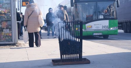 Siarczysty mróz paraliżuje Lublin! Na przystankach pojawiły się koksowniki, by ratować zmarzniętych pasażerów