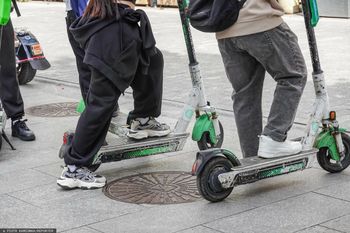 Niepokojący trend z hulajnogą. KidsAlert alarmuje po wypadkach