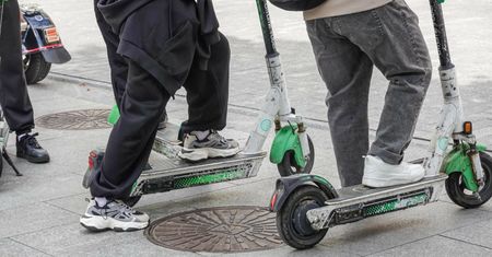 Niepokojący trend z hulajnogą. KidsAlert alarmuje po wypadkach