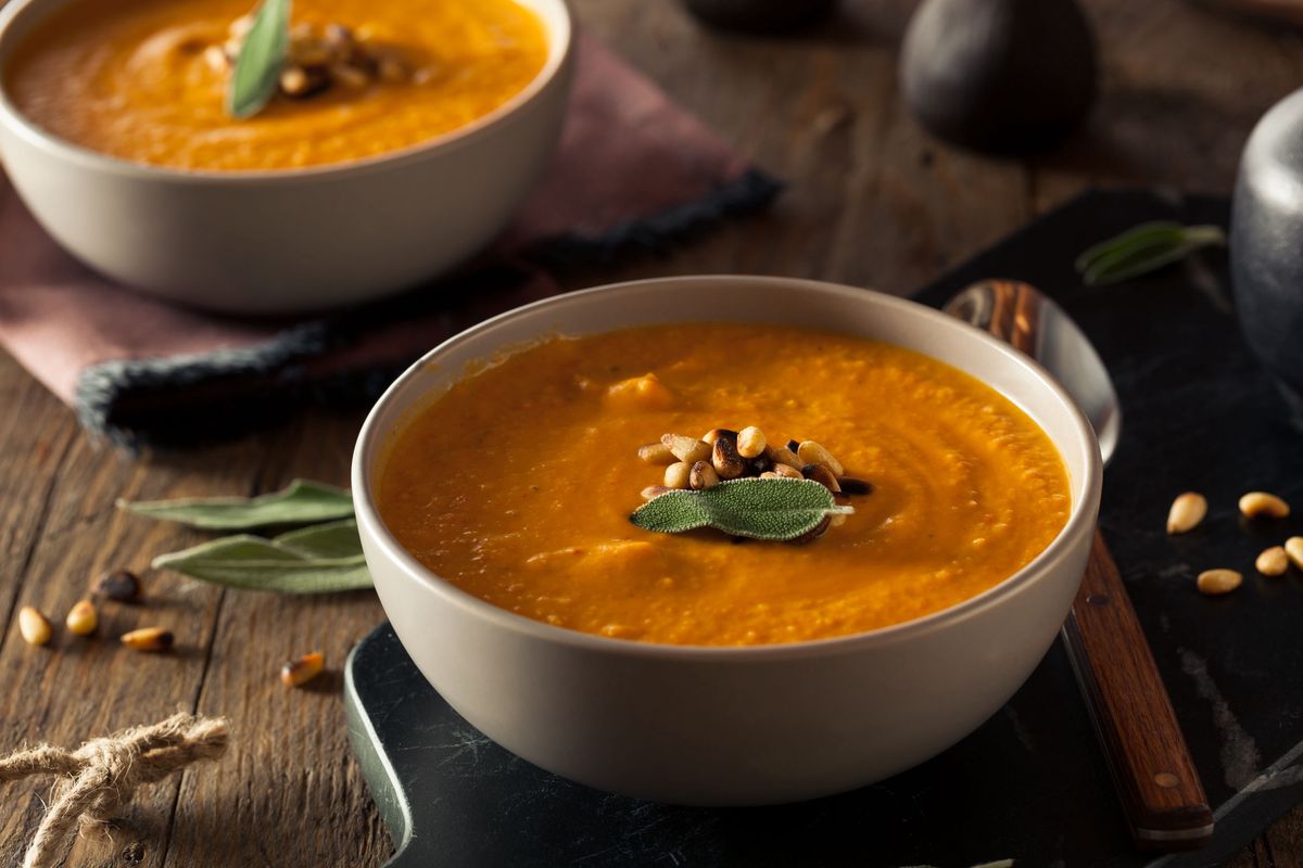 Zupa krem z marchewki to doskonała propozycja na jesień.