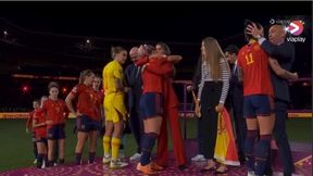 Skandal podczas ceremonii medalowej! Prezes federacji celowo pocałował piłkarkę w usta