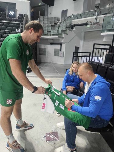 Wojciech Winnik, prezes Ślepska Suwałki i były siatkarz AZS-u Olsztyn podpisuje Maciejowi Piskorowi okazjonalną koszulkę