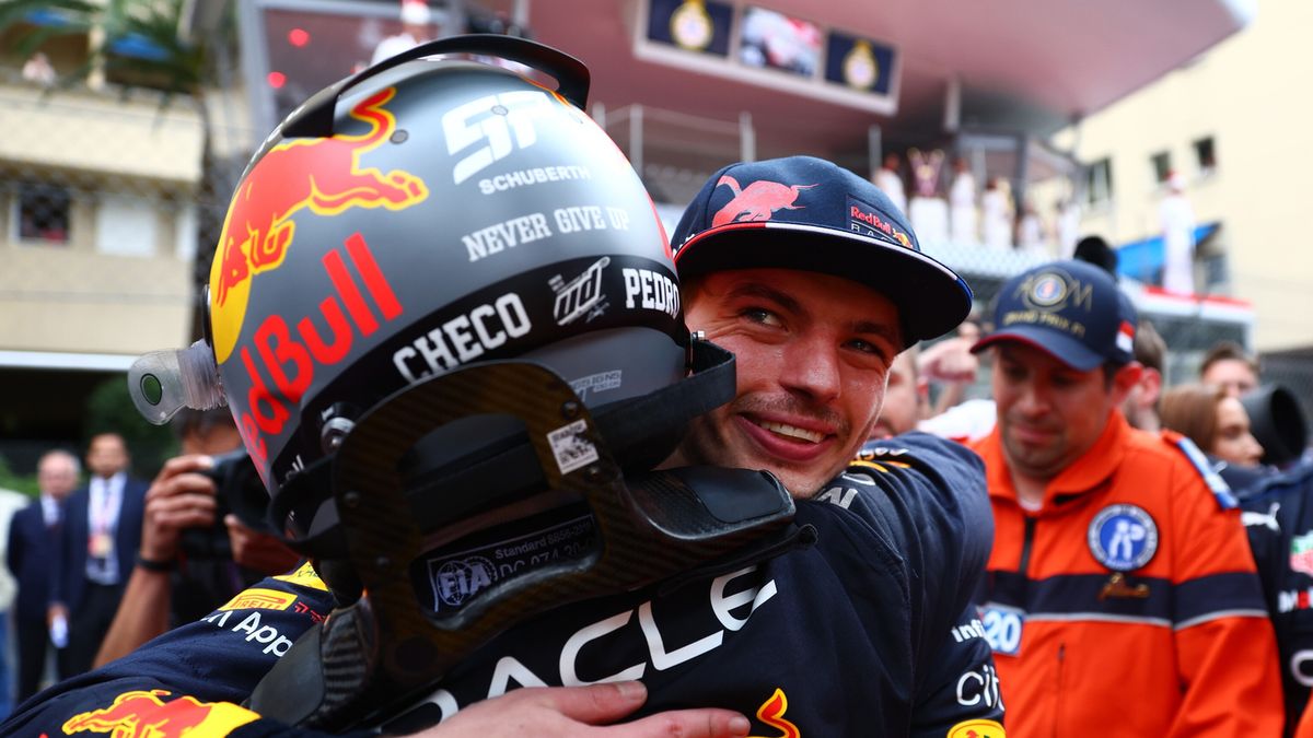 Max Verstappen gratuluje Sergio Perezowi