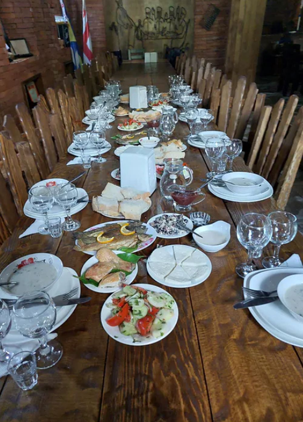 Stoły w Gruzji są zawsze suto zastawione, a posiłków przybywa w trakcie uczty 