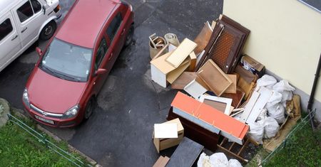 Idź na śmietnik i szukaj. Polacy potrafią wyrzucić meble warte tysiące