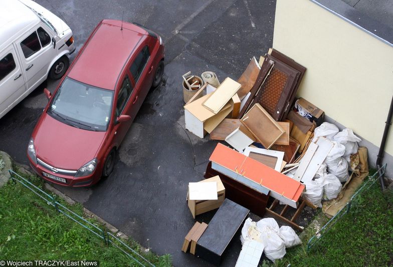 Łowcy &#8222;vintage'owych pereł&#8221; wrzucają zdjęcie każdego napotkanego na drodze starego mebla. Kto ustrzeli taką okazję może zarobić na odsprzedaży mebla nawet trzy tysiące złotych.
