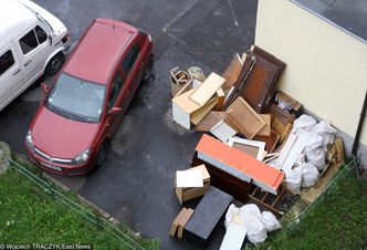 Idź na śmietnik i szukaj. Polacy potrafią wyrzucić meble warte tysiące