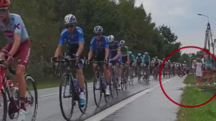 YouTube / carteross / Na zdjęciu: moment wypadku Bjorga Lambrechta na 3. etapie Tour de Pologne