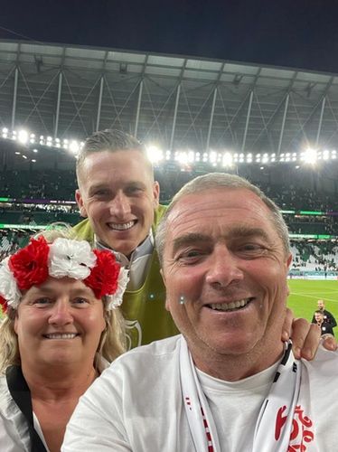 Piotrek Zieliński z rodzicami zaraz po meczu z Arabią Saudyjską na mundialu