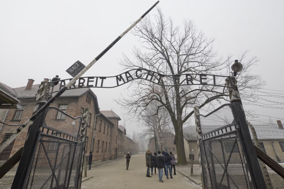 Turystka z Holandii została ukarana za "hajlowanie" przed bramą Auschwitz 
